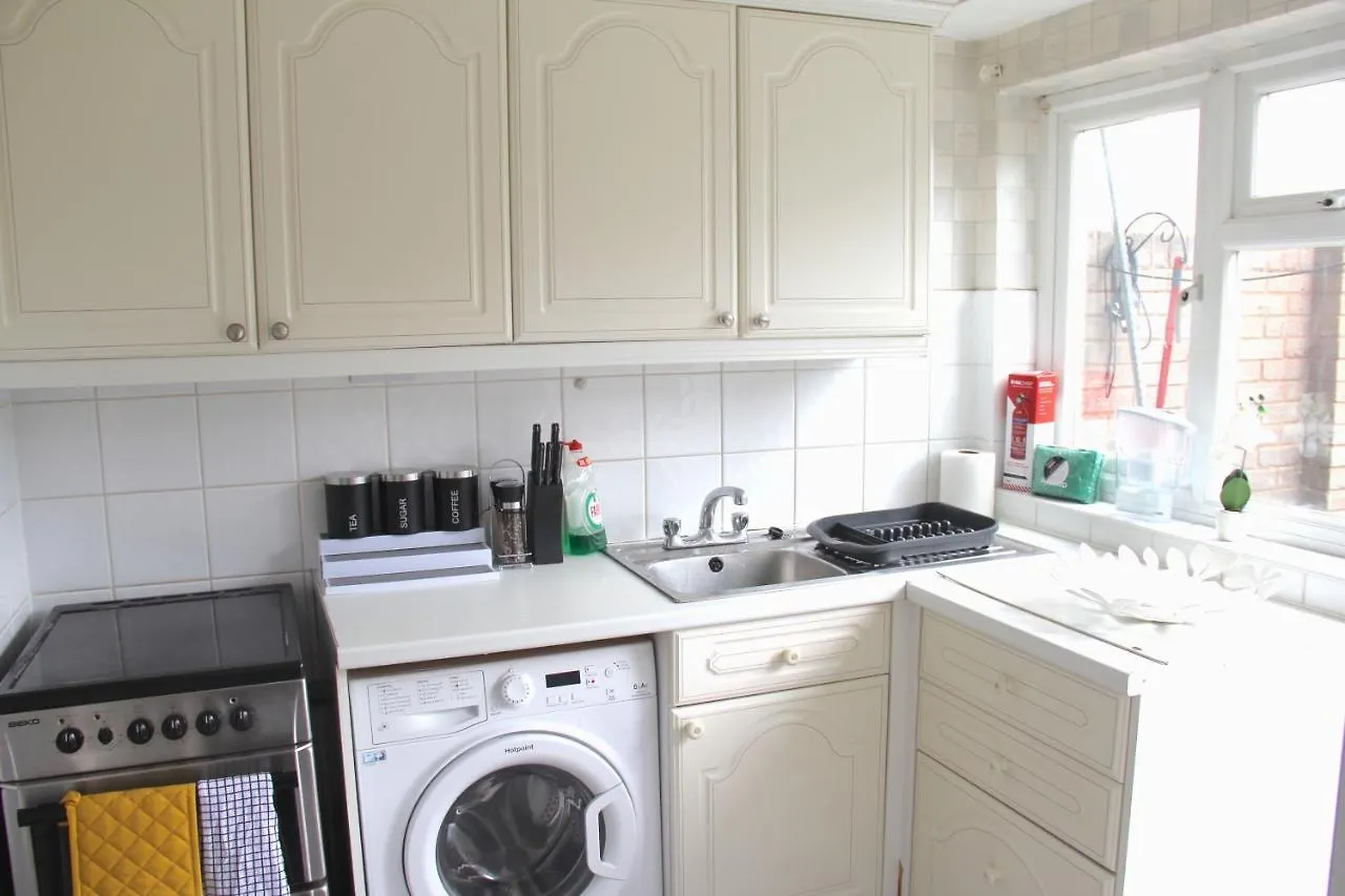Coolfin House-Close To Excel, Contractors, Relocators, Paid Parking Villa London