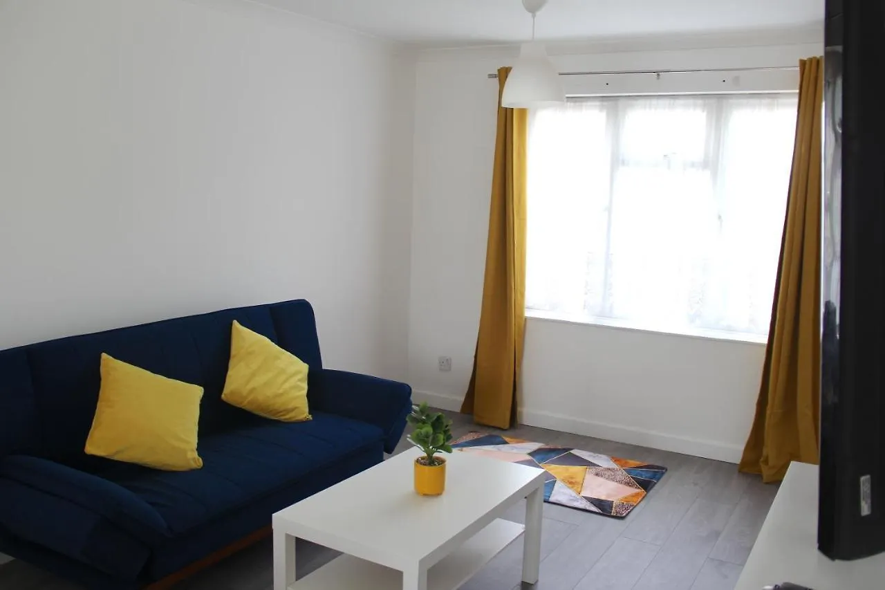 Coolfin House-Close To Excel, Contractors, Relocators, Paid Parking Villa London